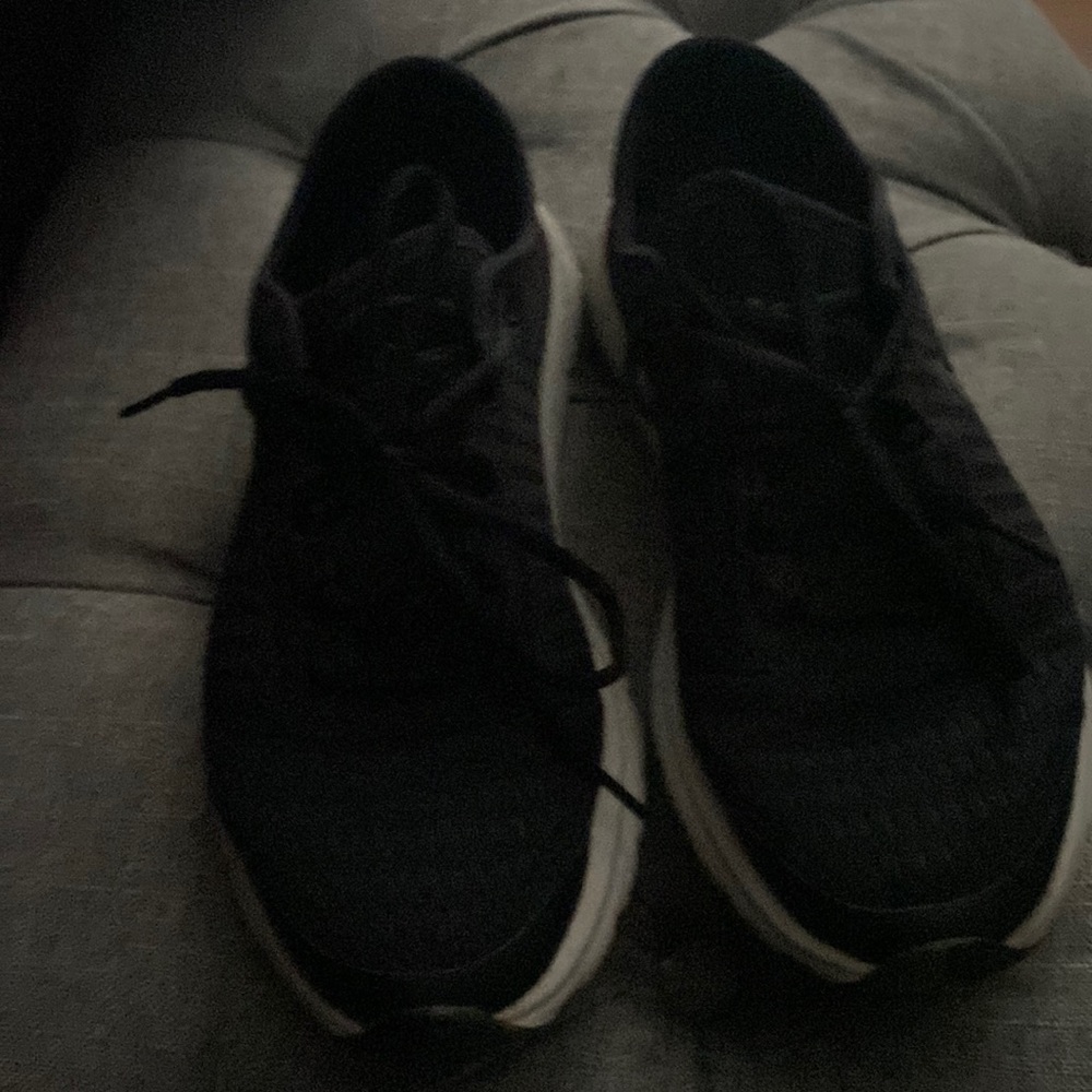 Tennis shoes